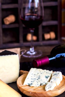 Kırmızı şarap ve peynir ahşap masa üzerinde. Kırsal tarzı