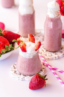 beyaz zemin üzerine nane ile çilek güler yüzlü