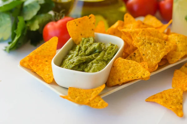 Limonada casera con guacamole de salsa con chips de maíz y verduras — Foto de Stock