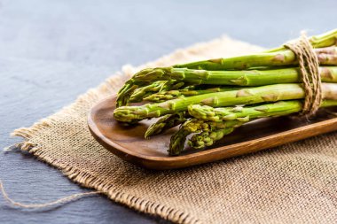 Karanlık bir arka plan üzerinde rustik kuşkonmaz