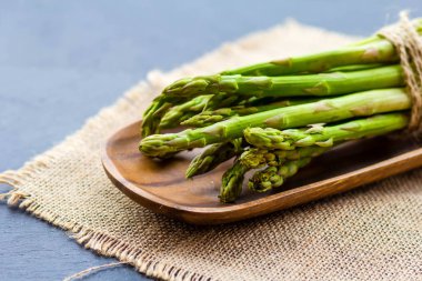 Karanlık bir arka plan üzerinde rustik kuşkonmaz