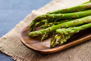 Karanlık bir arka plan üzerinde rustik kuşkonmaz