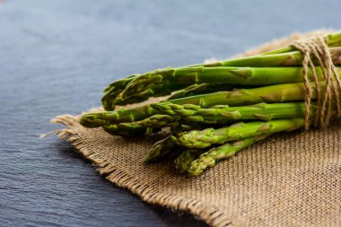 Karanlık bir arka plan üzerinde rustik kuşkonmaz