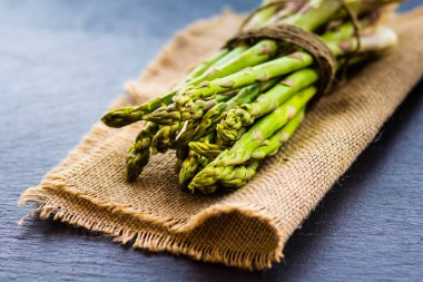 Karanlık bir arka plan üzerinde rustik kuşkonmaz