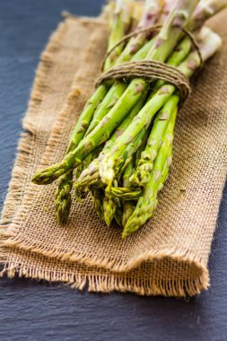 Karanlık bir arka plan üzerinde rustik kuşkonmaz