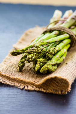 Karanlık bir arka plan üzerinde rustik kuşkonmaz