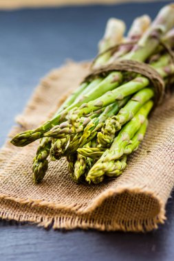 Karanlık bir arka plan üzerinde rustik kuşkonmaz