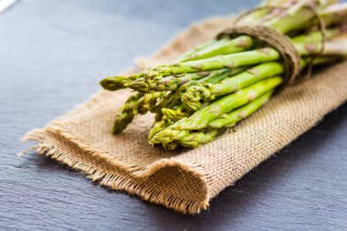 Karanlık bir arka plan üzerinde rustik kuşkonmaz