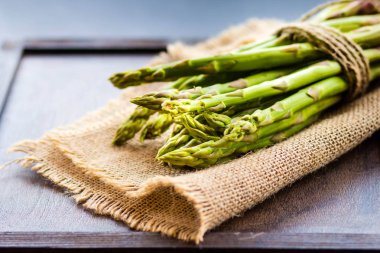 Karanlık bir arka plan üzerinde rustik kuşkonmaz