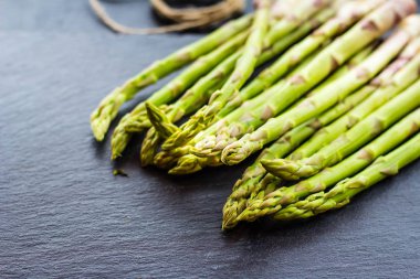 Karanlık bir arka plan üzerinde rustik kuşkonmaz