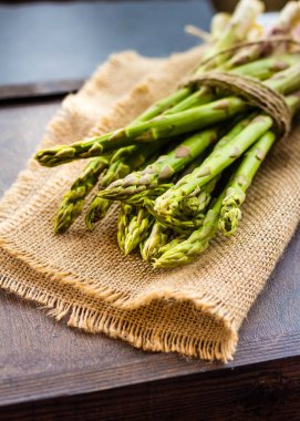 Karanlık bir arka plan üzerinde rustik kuşkonmaz