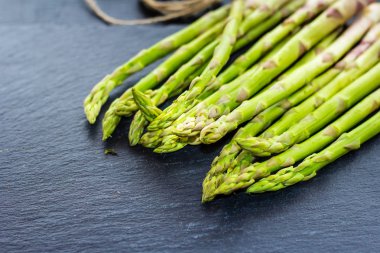 Karanlık bir arka plan üzerinde rustik kuşkonmaz