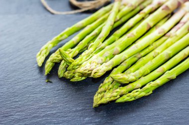 Karanlık bir arka plan üzerinde rustik kuşkonmaz