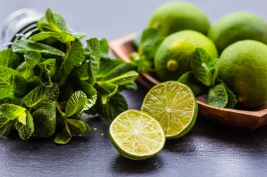 Malzemeler taze nane ve limon karanlık bir arka plan üzerinde