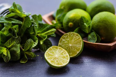 Malzemeler taze nane ve limon karanlık bir arka plan üzerinde