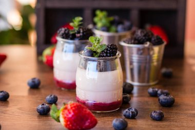 Berry karışımı ile sağlıklı yoğurt