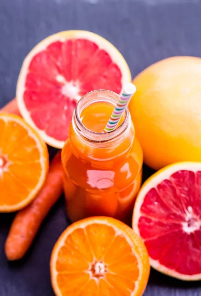 Frucht- und Gemüsesaft auf dunklem Hintergrund — Stockfoto