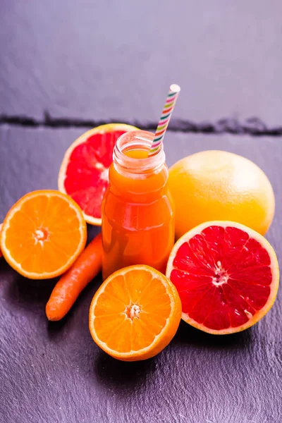 Frucht- und Gemüsesaft auf dunklem Hintergrund — Stockfoto