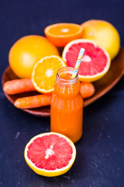 Frucht- und Gemüsesaft auf dunklem Hintergrund — Stockfoto