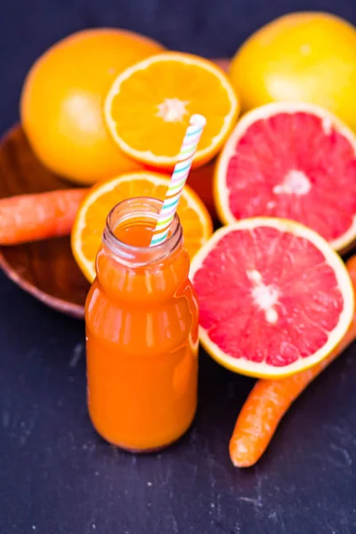 Frucht- und Gemüsesaft auf dunklem Hintergrund — Stockfoto