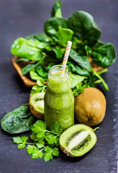 Fresh green fruit and vegetable smoothie with kiwi, spinach, asparagus — Stock Photo, Image