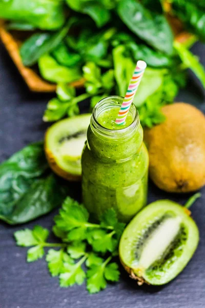 Batido de frutas y verduras verdes frescas con kiwi, espinacas, espárragos —  Fotos de Stock