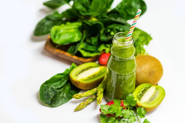 Buah hijau segar dan smoothie sayuran dengan kiwi, bayam, asparagus — Stok Foto