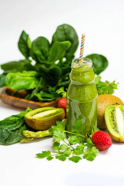 Frisches grünes Obst und Gemüse Smoothie mit Kiwi, Spinat, Spargel — Stockfoto