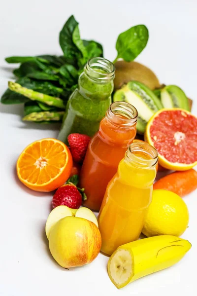 Fresh Juices Smoothie Orange Green Yellow Tropical Fruits Strawberry Apple Kiwi Orange Mango Banana Pine Apple Asparagus Spinach Mandarin — Stock Photo, Image