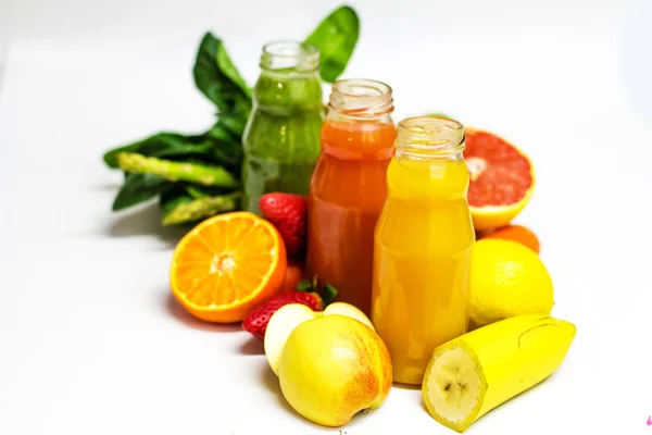 Fresh Juices Smoothie Orange Green Yellow Tropical Fruits Strawberry Apple Kiwi Orange Mango Banana Pine Apple Asparagus Spinach Mandarin — Stock Photo, Image