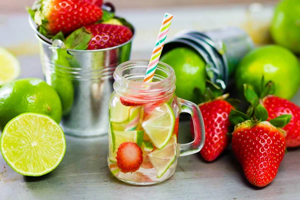 Limonada casera fresca con menta, lima y fresas — Foto de Stock