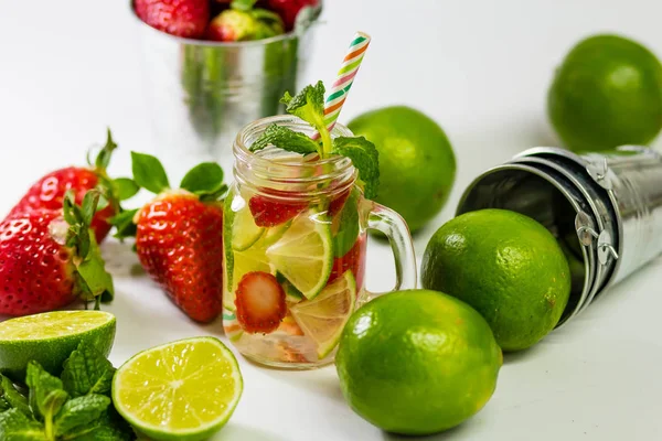 Verse zelfgemaakte limonade met munt, limoen en aardbeien — Stockfoto