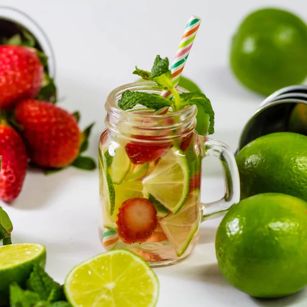 Verse zelfgemaakte limonade met munt, limoen en aardbeien — Stockfoto