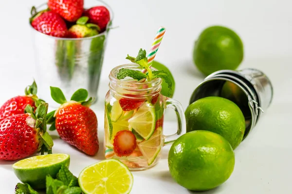 Verse zelfgemaakte limonade met munt, limoen en aardbeien — Stockfoto