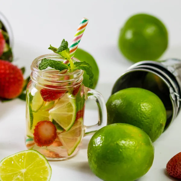 Verse zelfgemaakte limonade met munt, limoen en aardbeien — Stockfoto
