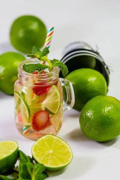 Verse zelfgemaakte limonade met munt, limoen en aardbeien — Stockfoto