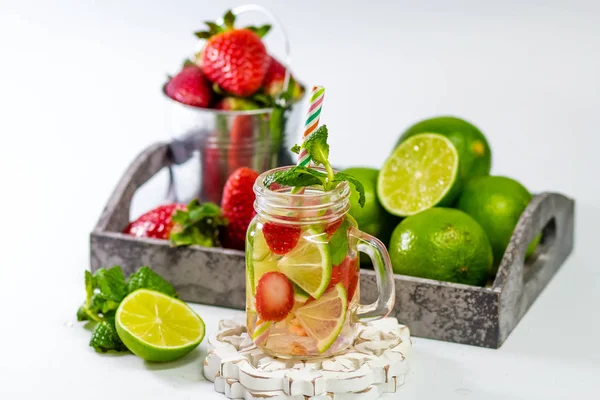 Limonada casera fresca con menta, lima y fresas — Foto de Stock