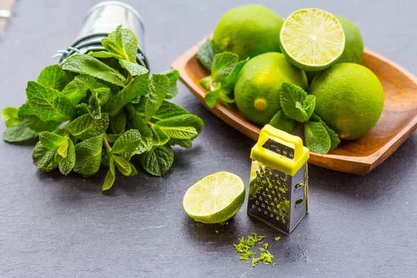 Ingredientes menta fresca y lima sobre un fondo oscuro —  Fotos de Stock