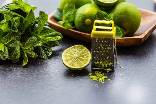 Ingredientes menta fresca y lima sobre un fondo oscuro —  Fotos de Stock