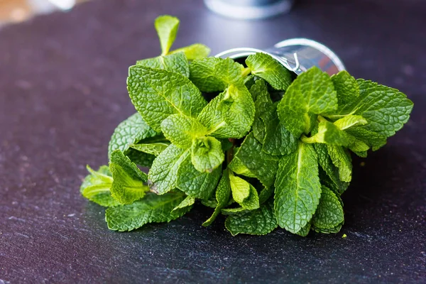 Mint dalam ember logam pada latar belakang gelap — Stok Foto