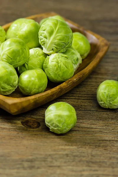 Rosenkohl auf einem hölzernen Hintergrund — Stockfoto