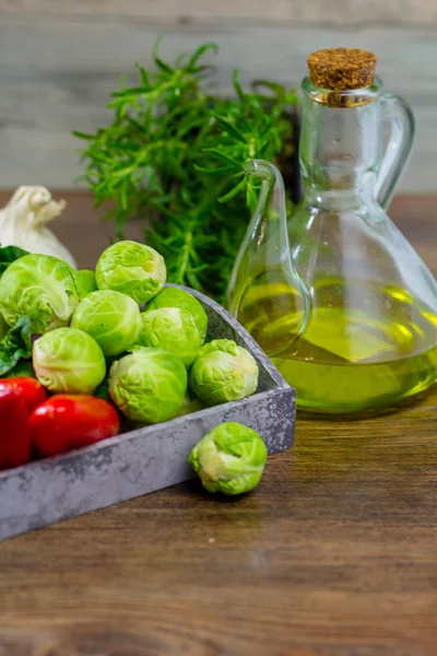 Peperone di verdure varie, CABBAGGIO, cipolle e olio d'oliva su fondo di legno — Foto Stock