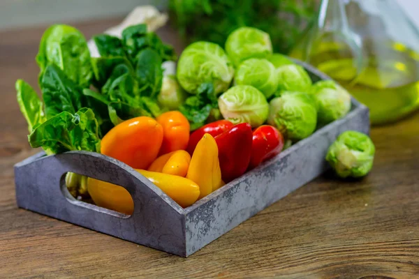 Abwechslungsreiches Gemüse Paprika, Kohl, Zwiebeln und Olivenöl auf einem hölzernen Hintergrund — Stockfoto