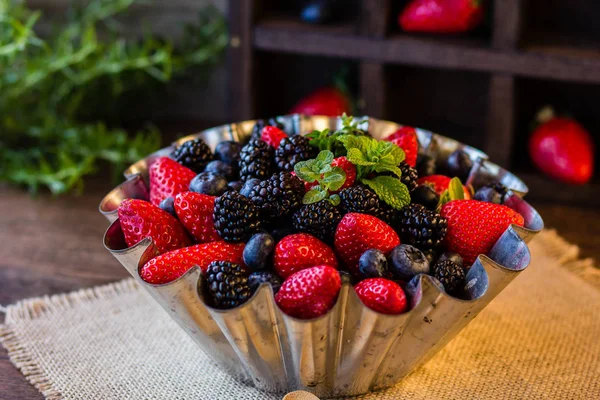 Здоровый йогурт со смесью ягод — стоковое фото