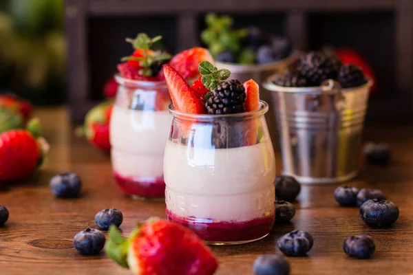 Yogur saludable con mezcla de bayas — Foto de Stock