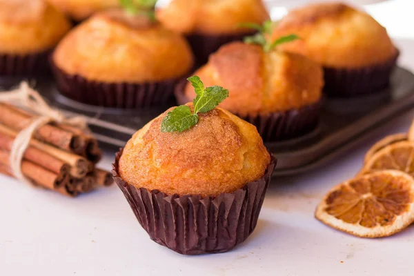 Hausgemachte Muffins mit Gewürzen auf weißem Hintergrund — Stockfoto