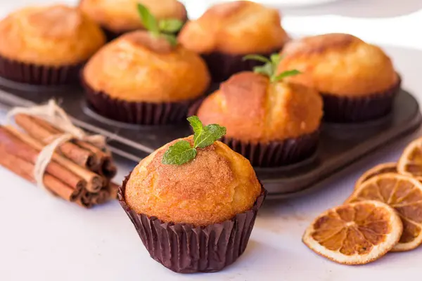 Hausgemachte Muffins mit Gewürzen auf weißem Hintergrund — Stockfoto