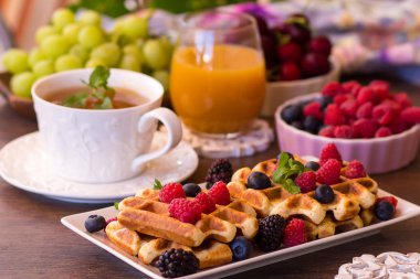 Ahududu, çikolata ve bir plaka üzerinde şurubu ile Belçika waffle.