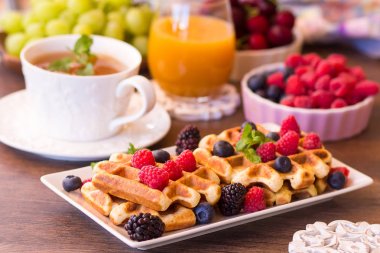 Ahududu, çikolata ve bir plaka üzerinde şurubu ile Belçika waffle.