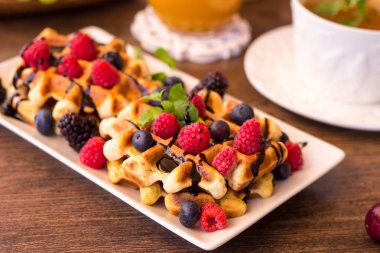 Ahududu, çikolata ve bir plaka üzerinde şurubu ile Belçika waffle.